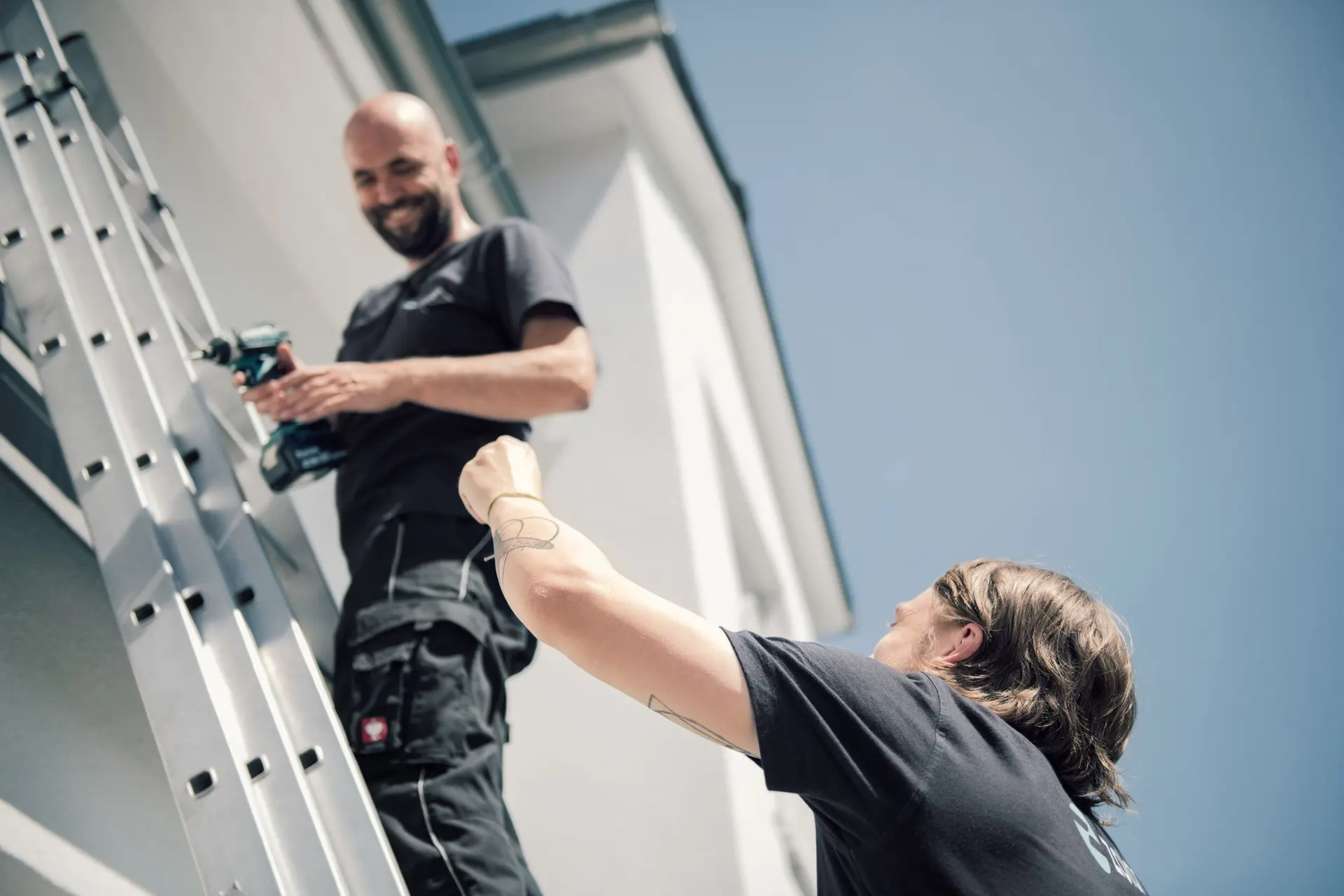 zolar Installateur auf einer Leiter - PV Anlage selbst installieren?